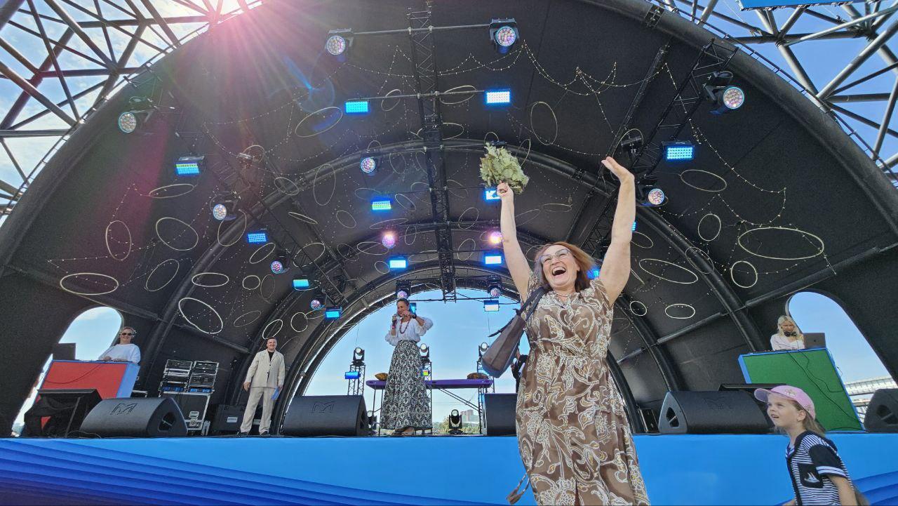 Фото Гигантская яичница и турнир по ловле рыбы. Опубликованы кадры масштабного «Пикник феста» на Михайловской набережной 16 - Сиб.ФМ Фото Гигантская яичница и турнир по ловле рыбы. Опубликованы кадры масштабного «Пикник феста» на Михайловской набережной 16